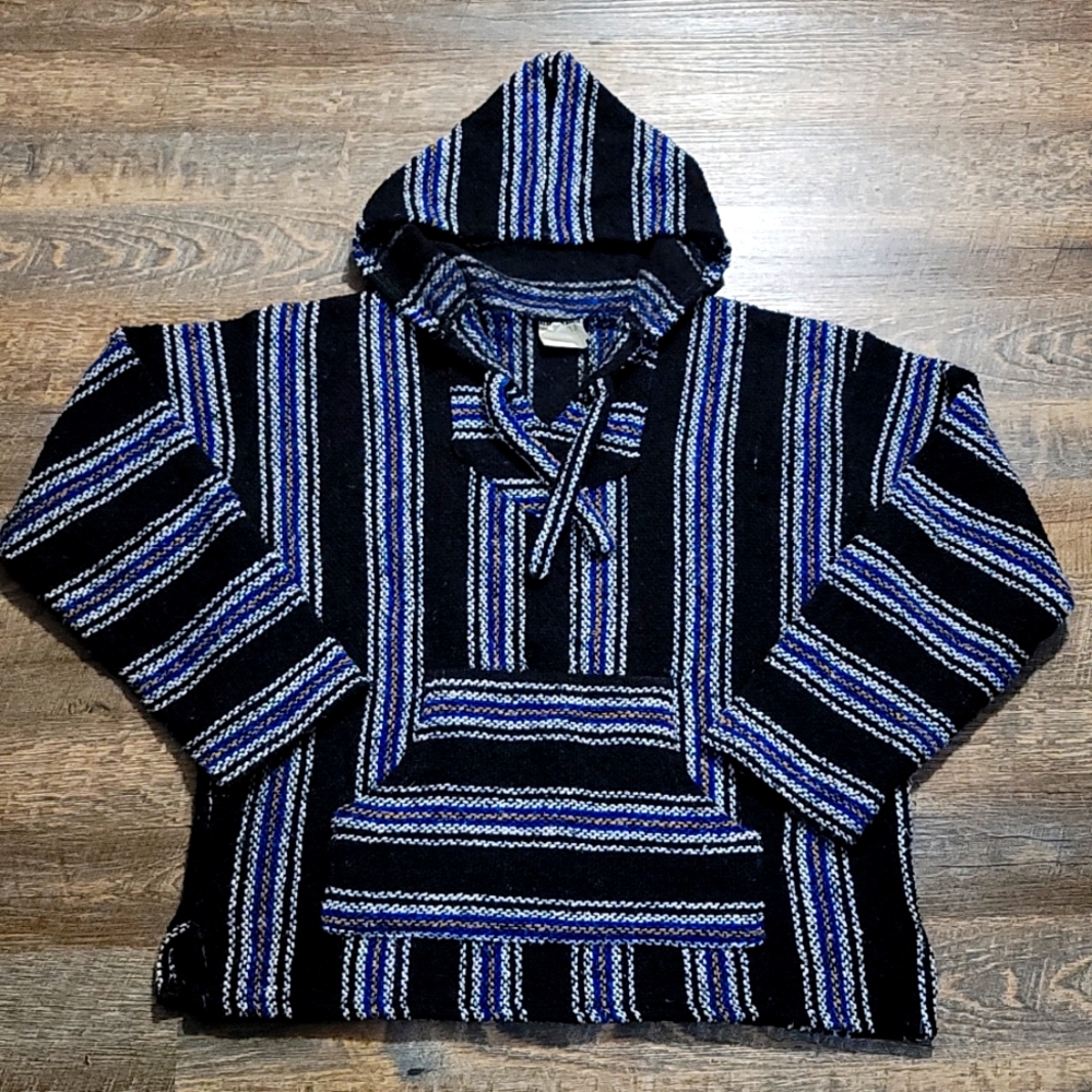 Very Gently Loved unisex size medium poncho made and bought in Mexico by Oland